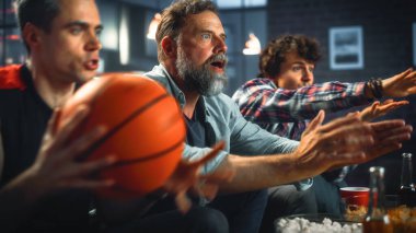 Home Three Joyful Basketball taraftarları TV 'de bir kanepede oturup maçı izlerken, Spor Takımı kazandığında zaferi kutluyorlar. Favoriler şampiyonada oynadığında Arkadaşlar Grubu tezahürat yapar. Portre Çekimi
