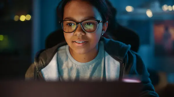 Νεαρή Έφηβη Πολυεθνική Μαύρη Κοπέλα Που Χρησιμοποιεί Φορητό Υπολογιστή Ένα — Φωτογραφία Αρχείου