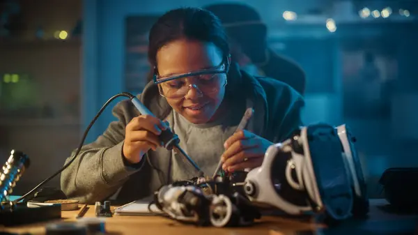Young Teenage Multiethnic Schoolgirl Studeert Elektronica Soldeerdraden Printplaten Haar Science — Stockfoto