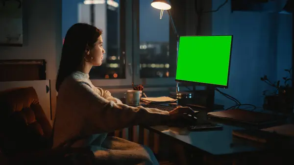 Női Menedzser Zöld Képernyős Asztali Számítógépen Dolgozik Chromakey Mock Creative — Stock Fotó