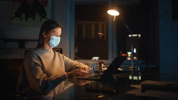Kvinnelig Leder Beskyttende Ansiktsmaske Fungerer Bærbar Datamaskin Kreativt Byrå Loft – stockfoto