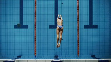 Bir başlangıç bloğunda duran ve yüzme havuzuna atlamaya hazırlanan kaslı Olgun Erkek Yüzücü. Sağlıklı Profesyonel Atletizm Şampiyonluğu Eğitimi. Güneş ışığıyla çekilen