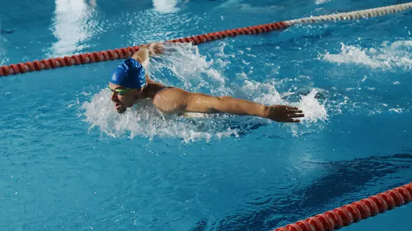 Muscular Madura Nadador Masculino Pie Bloque Partida Preparación Para Saltar —  Fotos de Stock