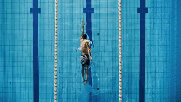 Muscular Madura Nadador Masculino Pie Bloque Partida Preparación Para Saltar — Foto de Stock