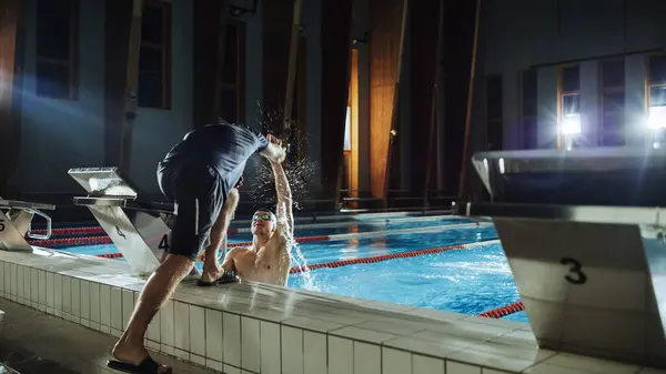 Svalnatý Starší Muž Plavec Stojící Startovním Bloku Připravuje Skočit Bazénu — Stock fotografie
