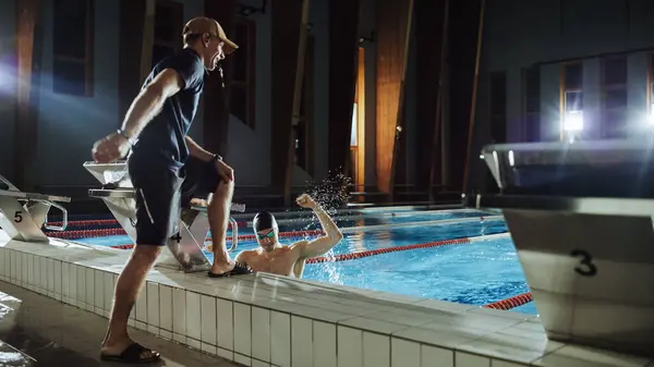 Svalnatý Starší Muž Plavec Stojící Startovním Bloku Připravuje Skočit Bazénu — Stock fotografie