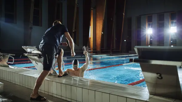 Nuotatore Maschio Maturo Muscolare Piedi Blocco Partenza Pronto Saltare Piscina — Foto Stock