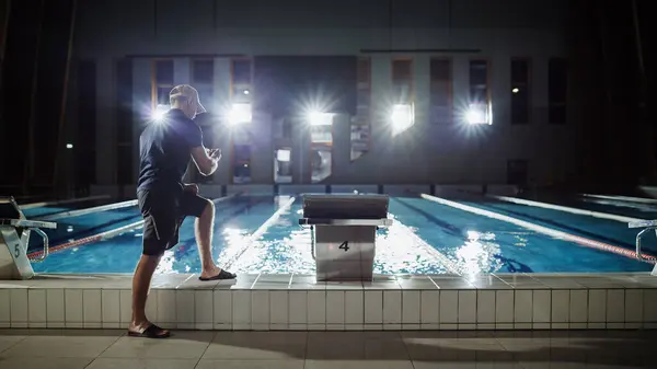 Muskulöse Ältere Männliche Schwimmer Stehen Auf Einem Startblock Und Bereiten — Stockfoto