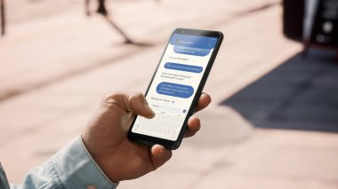Çekici bir Japon kadın portresi. Üstü başı şık giyiniyor ve Şehir Caddesinde akıllı telefon kullanıyor. Büyük Şehir Yöneticisi Çevrimiçi İnsanlarla İletişim, Mesajlaşma ve İnternet Taraması.
