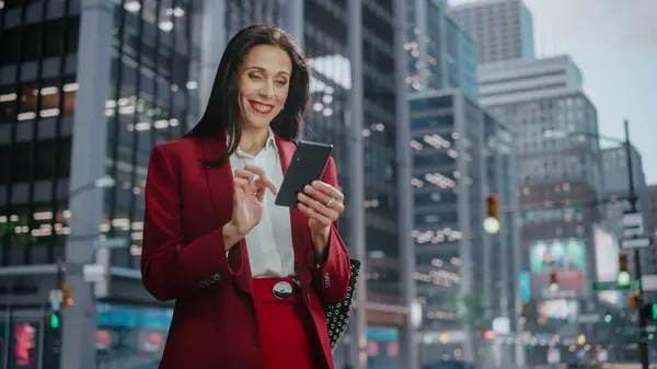 Portrait Attractive Adult Businesswoman Using Tablet Computer Street Big City — Stock Photo, Image