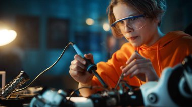 Güvenli Gözlüklü Akıllı Genç Evde Beakers 'da Kimyasalları Karıştırıyor. Gençlerin Eğitim Bilimi Hobisi Deneyleri Yapması Odasında İlginç Biyoloji Ödevleri Yapması.