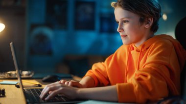 Güvenli Gözlüklü Akıllı Genç Evde Beakers 'da Kimyasalları Karıştırıyor. Gençlerin Eğitim Bilimi Hobisi Deneyleri Yapması Odasında İlginç Biyoloji Ödevleri Yapması.