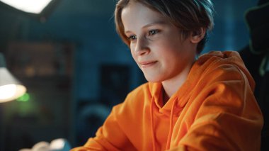 Güvenli Gözlüklü Akıllı Genç Evde Beakers 'da Kimyasalları Karıştırıyor. Gençlerin Eğitim Bilimi Hobisi Deneyleri Yapması Odasında İlginç Biyoloji Ödevleri Yapması.