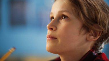 Güvenli Gözlüklü Akıllı Genç Evde Beakers 'da Kimyasalları Karıştırıyor. Gençlerin Eğitim Bilimi Hobisi Deneyleri Yapması Odasında İlginç Biyoloji Ödevleri Yapması.