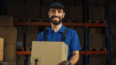 Lojistik Perakende Deposu 'nun dışında Yönetici Tablet Bilgisayar kullanırken çeşitli işçiler karton kutularla kargo kamyonu yüklüyorlar. Çevrimiçi Siparişler, Satın Almalar, E-Ticari Mallar.