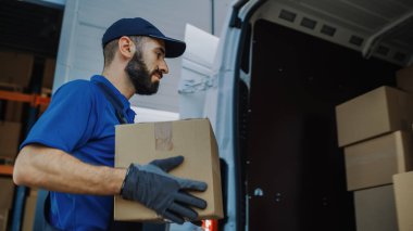 Lojistik Perakende Deposu 'nun dışında Yönetici Tablet Bilgisayar kullanırken çeşitli işçiler karton kutularla kargo kamyonu yüklüyorlar. Çevrimiçi Siparişler, Satın Almalar, E-Ticari Mallar.
