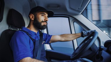 Lojistik Perakende Deposu 'nun dışında Yönetici Tablet Bilgisayar kullanırken çeşitli işçiler karton kutularla kargo kamyonu yüklüyorlar. Çevrimiçi Siparişler, Satın Almalar, E-Ticari Mallar.