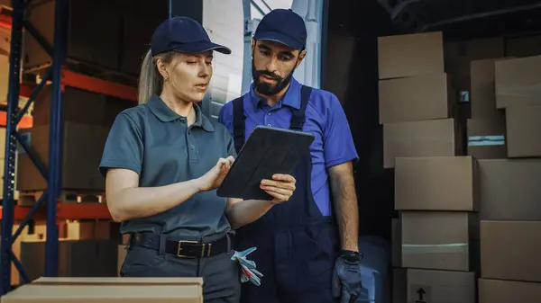 Buiten Logistiek Retailer Warehouse Met Manager Tablet Computer Diverse Werknemers — Stockfoto