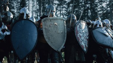 Ortaçağ Şövalyeleri 'nin Savaş Alanı Çatışması' ndaki destansı orduları, Zırhlı Tabak Savaşçıları Savaşan Kılıçlar. Kanlı Savaş ve Vahşi Fetih. Tarihsel Yeniden Canlandırma. Sinematik Çekim