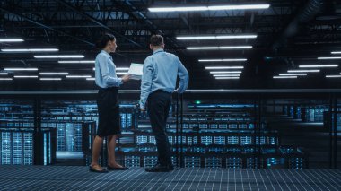 Veri Merkezi Kadın Sistem Yöneticisi ve Erkek Bilişim Uzmanı Konuşması, Laptop Bilgisayarı Kullan. Bilgi Teknolojisi Mühendisleri Bulut Bilgisayar Çiftliğinde Siber Güvenlik Ağ Koruması üzerine çalışıyor.