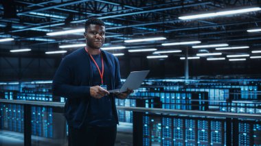 Bilgisayar kullanan bir veri merkezi mühendisinin portresi. Siber Güvenlik için Veri Koruma Ağı ile çalışan Afro-Amerikan Erkek Sistem Yöneticisi ile Sunucu Odası Uzman Tesisi.
