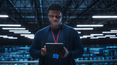 Bilgisayar kullanan bir veri merkezi mühendisinin portresi. Siber Güvenlik için Veri Koruma Ağı ile çalışan Afro-Amerikan Erkek Sistem Yöneticisi ile Sunucu Odası Uzman Tesisi.