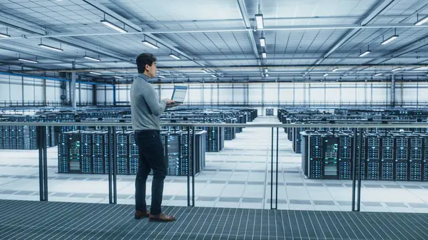 Datacenteringenjör Med Hjälp Bärbar Dator Server Farm Cloud Computing Specialist — Stockfoto