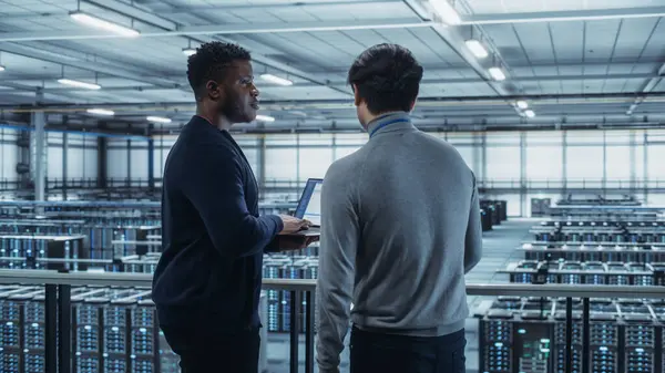 Two Multiethnic Male Data Center System Administrators Specialists Talk Use — Stock Photo, Image