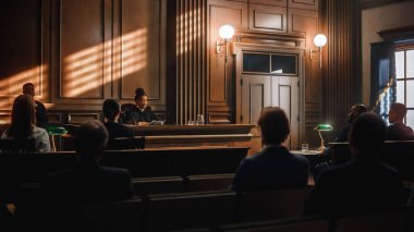 Adalet ve Hukuk Mahkemesi: Halk banklarda oturuyor, tarafsız yargıcı dinliyor. Yüksek Federal Mahkeme Afro-Amerikan Yargıcı Gavel 'i vurarak sivil duruşmaya başladı.