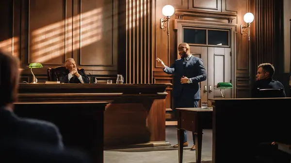 Mahkeme Oturumu Karizmatik Erkek Kamu Savunucusunun Dokunuş Yapması Yargıç Jüriye — Stok fotoğraf