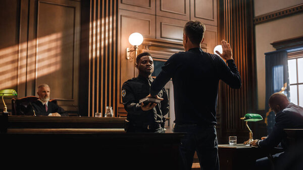 Свидетель по делу о правонарушении торжественно клянется, что доказательства, которые он предоставит, будут правдой и ничем иным, как правдой, прежде чем давать показания адвокатам и судье в суде..