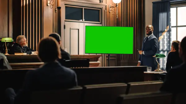 Mahkeme Oturumu Karizmatik Erkek Kamu Savunucusunun Portresi Yeşil Ekran Yargıç — Stok fotoğraf