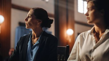 Cinematic Court of Justice Trial: Ciddi Bir Kadın Mağdurun Dramatik Portresi Duruşmalar sırasında Kamu Savunucusunun Yanında Oturuyor. Avukat, müvekkil özgürlüğü için destekleyici kanıtlarla mücadele ediyor..