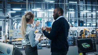 Araba Fabrikası: Erkek Bilimadamıyla Kadın Mühendis Görüşmeleri, Gelişmiş Güç Motorları için Tablet Bilgisayarı kullanın. Otomatik Robot Silahlanma Hattı Üretim Aracı