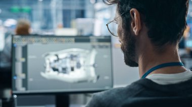 Otomobil Fabrikası: Türbin Prototipi üzerinde çalışan mühendis, Yüksek Teknolojik Yeşil Enerji Motoru için Gelişmiş 3D Model tasarladı. Otomatik Üretim Tesisinde Çeşitli Takım Çalışmaları