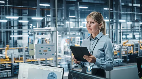Otomobil Fabrikası Konsepti: Başarılı Kadın Otomotiv Mühendisi Otomotiv Bilgisayarını Otomatik Robot Silahları Toplama Hattı Üretim Hattı Oluşturmak İçin Kullanıyor