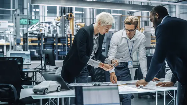 Young Diverse Team Automotive Engineers Working Office Car Factory Industrial — Stock Photo, Image