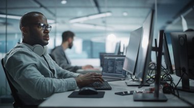 Otantik Ofis: Hevesli Siyah Bilişim Programcısı Masaüstü Bilgisayarında Çalışmaya Başladı. Erkek Web Sitesi Geliştiricisi, Yazılım Mühendisi Geliştirme Uygulaması, Video Oyunu. Kodlama Programlama Dili ile Uçbirim