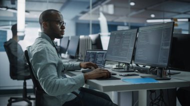 Otantik Ofis: Hevesli Siyah Bilişim Programcısı Masaüstü Bilgisayarında Çalışmaya Başladı. Erkek Web Sitesi Geliştiricisi, Yazılım Mühendisi Geliştirme Uygulaması, Video Oyunu. Kodlama Programlama Dili ile Uçbirim