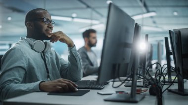 Otantik Ofis: Hevesli Siyah Bilişim Programcısı Masaüstü Bilgisayarında Çalışmaya Başladı. Erkek Web Sitesi Geliştiricisi, Yazılım Mühendisi Geliştirme Uygulaması, Video Oyunu. Kodlama Programlama Dili ile Uçbirim