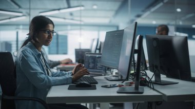 Otantik Ofis: Hevesli Siyah Bilişim Programcısı Masaüstü Bilgisayarında Çalışmaya Başladı. Erkek Web Sitesi Geliştiricisi, Yazılım Mühendisi Geliştirme Uygulaması, Video Oyunu. Kodlama Programlama Dili ile Uçbirim