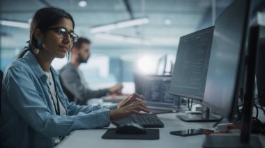 Otantik Ofis: Hevesli Siyah Bilişim Programcısı Masaüstü Bilgisayarında Çalışmaya Başladı. Erkek Web Sitesi Geliştiricisi, Yazılım Mühendisi Geliştirme Uygulaması, Video Oyunu. Kodlama Programlama Dili ile Uçbirim