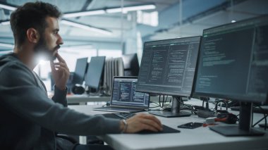 Otantik Ofis: Hevesli Siyah Bilişim Programcısı Masaüstü Bilgisayarında Çalışmaya Başladı. Erkek Web Sitesi Geliştiricisi, Yazılım Mühendisi Geliştirme Uygulaması, Video Oyunu. Kodlama Programlama Dili ile Uçbirim