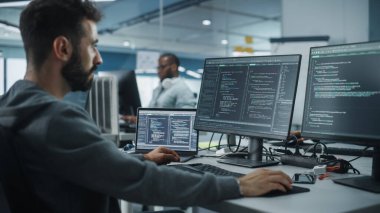 Otantik Ofis: Hevesli Siyah Bilişim Programcısı Masaüstü Bilgisayarında Çalışmaya Başladı. Erkek Web Sitesi Geliştiricisi, Yazılım Mühendisi Geliştirme Uygulaması, Video Oyunu. Kodlama Programlama Dili ile Uçbirim