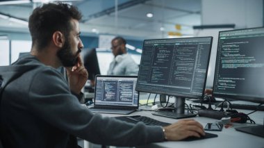 Otantik Ofis: Hevesli Siyah Bilişim Programcısı Masaüstü Bilgisayarında Çalışmaya Başladı. Erkek Web Sitesi Geliştiricisi, Yazılım Mühendisi Geliştirme Uygulaması, Video Oyunu. Kodlama Programlama Dili ile Uçbirim