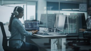 Otantik Ofis: Hevesli Siyah Bilişim Programcısı Masaüstü Bilgisayarında Çalışmaya Başladı. Erkek Web Sitesi Geliştiricisi, Yazılım Mühendisi Geliştirme Uygulaması, Video Oyunu. Kodlama Programlama Dili ile Uçbirim