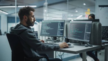 Otantik Ofis: Hevesli Siyah Bilişim Programcısı Masaüstü Bilgisayarında Çalışmaya Başladı. Erkek Web Sitesi Geliştiricisi, Yazılım Mühendisi Geliştirme Uygulaması, Video Oyunu. Kodlama Programlama Dili ile Uçbirim