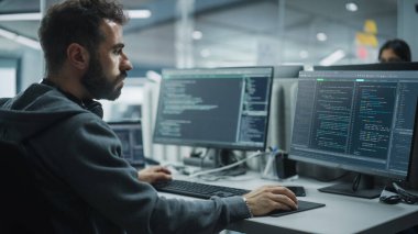 Otantik Ofis: Hevesli Siyah Bilişim Programcısı Masaüstü Bilgisayarında Çalışmaya Başladı. Erkek Web Sitesi Geliştiricisi, Yazılım Mühendisi Geliştirme Uygulaması, Video Oyunu. Kodlama Programlama Dili ile Uçbirim