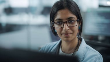 Otantik Ofis: Hevesli Siyah Bilişim Programcısı Masaüstü Bilgisayarında Çalışmaya Başladı. Erkek Web Sitesi Geliştiricisi, Yazılım Mühendisi Geliştirme Uygulaması, Video Oyunu. Kodlama Programlama Dili ile Uçbirim