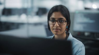 Otantik Ofis: Hevesli Siyah Bilişim Programcısı Masaüstü Bilgisayarında Çalışmaya Başladı. Erkek Web Sitesi Geliştiricisi, Yazılım Mühendisi Geliştirme Uygulaması, Video Oyunu. Kodlama Programlama Dili ile Uçbirim